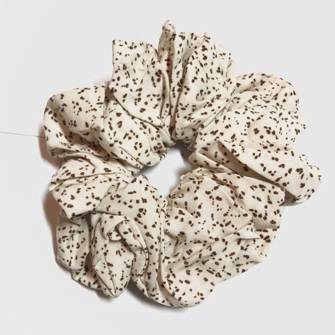 Hovedbilde Scrunchie XL krem prikket