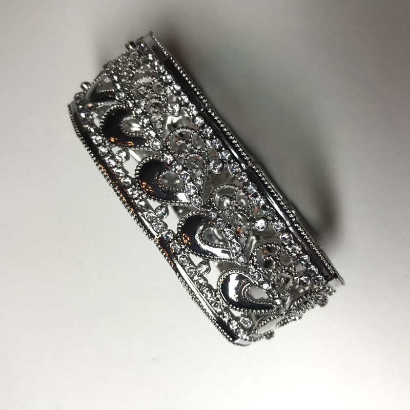 Bredt metallarmbånd med hjerter