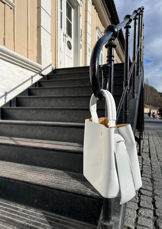 Lekker HVIT  skinnveske med innerveske 