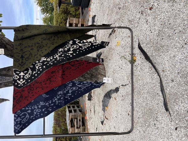 trekantskjerf strikket ull/viscose paisleymønster